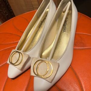 Vintage white Instigators closed toed heels in originall box size 6.5